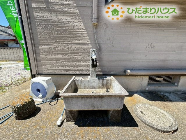 行田市下池守　中古一戸建ての設備|屋外に設置された流し台スペースです！お庭でのガーデニングや家庭菜園のお手入れ、外遊びで泥だらけになったお子様の靴や、ワンちゃんの足を玄関に入れる前にここで綺麗に洗うことができて大活躍します(^^)/