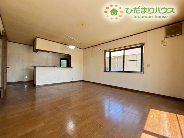 行田市下池守　中古一戸建ての居間・リビング|家族みんなが集まるリビングです！キッチンからもしっかり見渡せるので、小さなお子様を遊ばせていても様子が分かって安心です！