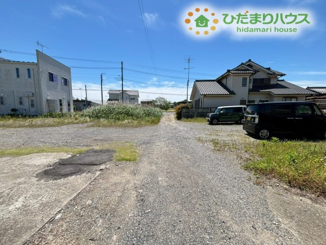 行田市下池守　中古一戸建ての前面道路含む現地写真|物件の前面道路です！近隣には視界を遮る高い建物がないため開放感があります！車の通りも少ないので、小さなお子様と一緒の手つなぎでのお散歩も落ち着いて歩くことができます！