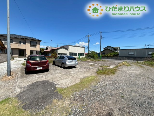 行田市下池守　中古一戸建ての駐車場|敷地内の駐車スペースです！ゆとりのある広さがあり、普通車を並べて停めることができます！自転車や三輪車、外遊び用のおもちゃを置くゆとりもあるので、アクティブなご家族にも嬉しいスペースですね( *´艸｀)