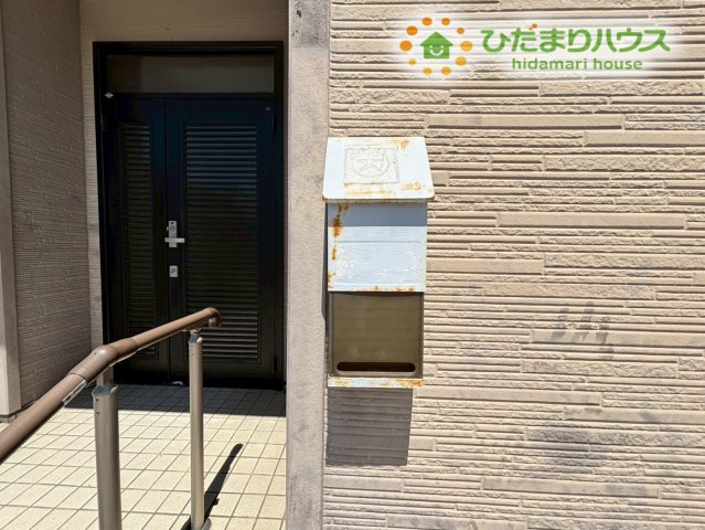 行田市下池守　中古一戸建ての玄関|コンパクトな郵便受け☆玄関はポーチ部分が広いので、来客時の対応もスムーズに行えます！