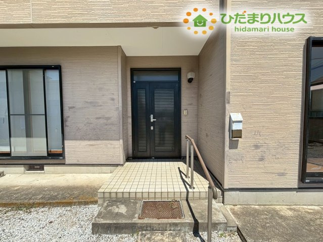 行田市下池守　中古一戸建てのエントランス|手すりが設置されているため、小さなお子様が靴を脱ぎ履きする際や、お買い物帰りで両手がふさがっている時でも、体をしっかりと支えられます◎