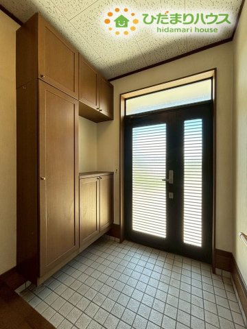 行田市下池守　中古一戸建ての玄関|広々とした玄関の内側です！大容量のシューズボックスが設置されており、家族全員の靴をすっきりと片付けられます！床面のタイルもお手入れがしやすく、泥汚れなどもサッと拭き取れて綺麗な状態を保てます！