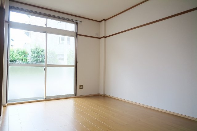 コーポ賀智里の居間・リビング|きれいな内装です