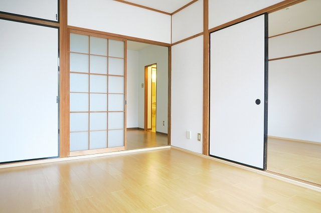 コーポ賀智里の内装|明るい室内です