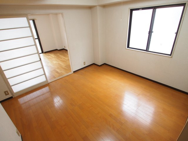 柳本マンションの居間・リビング|こちらのリビングで趣味の時間をお楽しみください