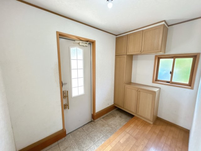 いわき市内郷御台境町　中古住宅【現在リフォーム中】2000年築の４LDK住宅。の玄関|玄関内観。ハウスクリーニングと設備点検、鍵交換を行います。下駄箱が付いていますので靴の収納には困らなそうですね。