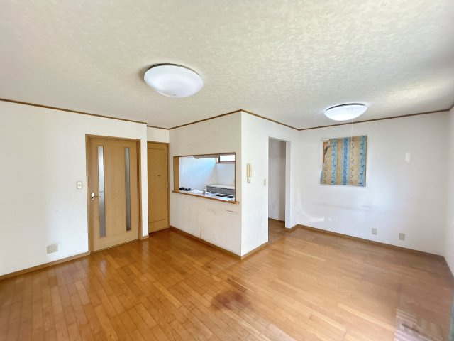 いわき市内郷御台境町　中古住宅【現在リフォーム中】2000年築の４LDK住宅。の居間・リビング|約15帖リビング。ハウスクリーニングと設備点検を行います。お気に入りの家具も自由自在に配置できます。この機に家具や家電を新調するのも良さそうですね。