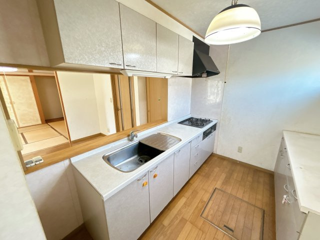 いわき市内郷御台境町　中古住宅【現在リフォーム中】2000年築の４LDK住宅。のキッチン|キッチン。ハウスクリーニングと設備点検を行います。コンロは嬉しい3口コンロの為一度に複数品お料理を作ることができます。