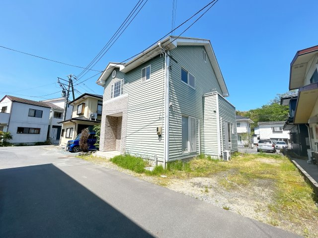 いわき市内郷御台境町　中古住宅【現在リフォーム中】2000年築の４LDK住宅。の前面道路含む現地写真|外観別角度。雨漏り点検と設備点検を行います。立派な洋風住宅なので是非ご覧ください。