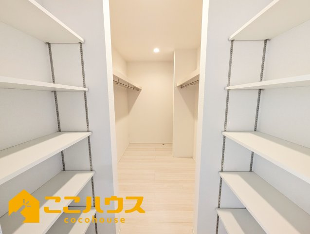 宜野湾市野嵩　新築戸建て　全2棟　1号棟の収納|大容量のファミリークローゼットもございます