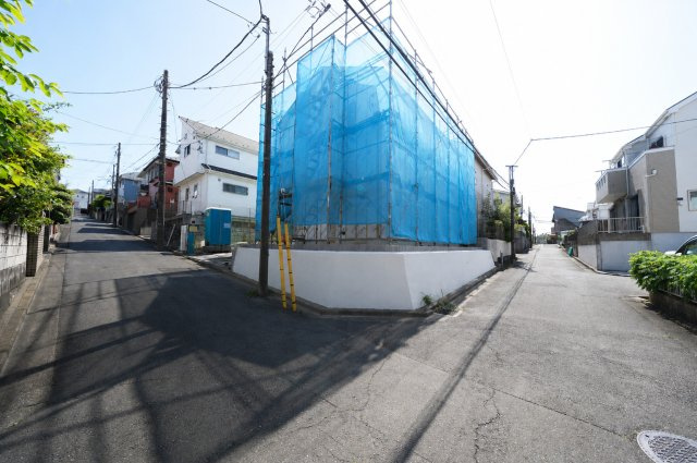 23.2帖の吹抜けLDKが生み出す圧倒的な開放感｜約51坪角地の新築住宅★仲介手数料無料★の前面道路含む現地写真|北側・東側ともに約4.5ｍの道路に面した開放感ある角地。車の出し入れもしやすく、陽当たりや風通しにも恵まれた立地です。