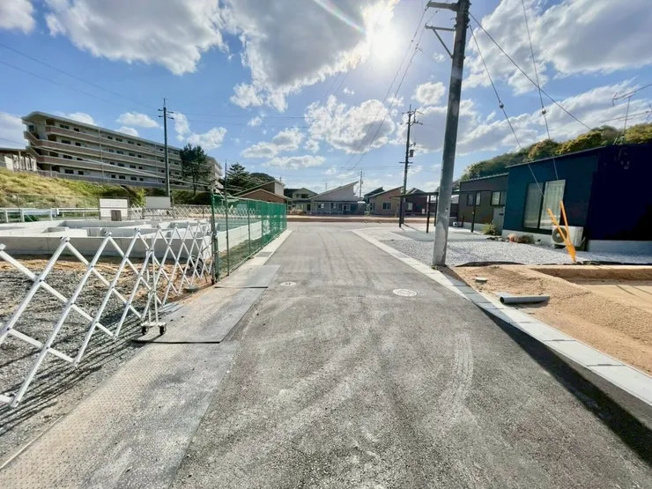 【前面道路含む現地写真】