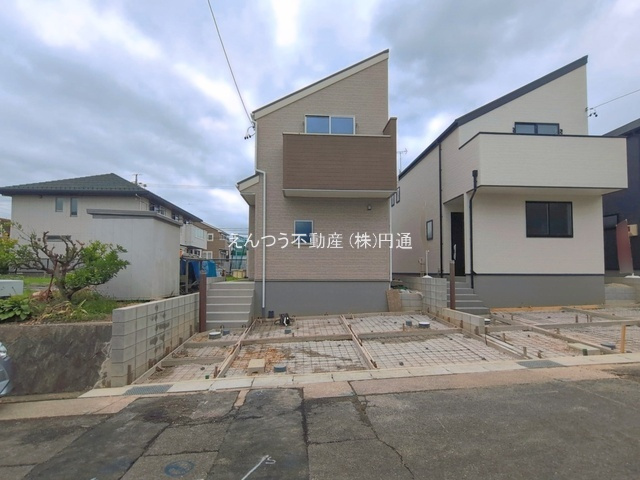 リーブルガーデン山根町の前面道路含む現地写真