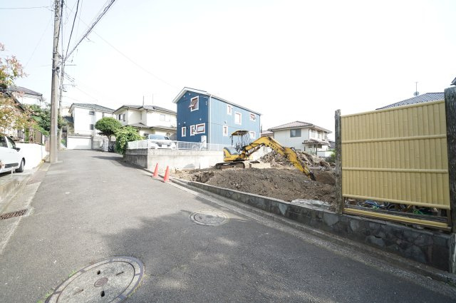 17.5帖LDK＋3帖の畳コーナーを備えた、自然豊かな住環境で叶える穏やかな新生活★仲介手数料無料★の前面道路含む現地写真