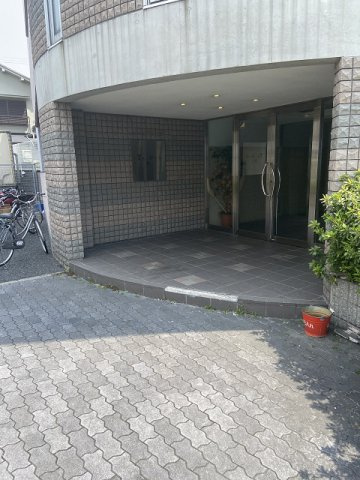 Y'sコート蘭びっくのエントランス|ゆとりのあるエントランスです