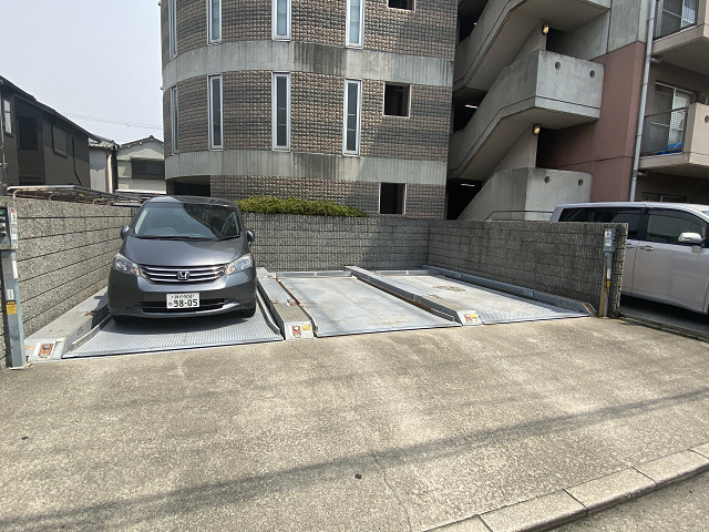 Y'sコート蘭びっくの駐車場|車をお持ちの方に嬉しい駐車場付きの物件です