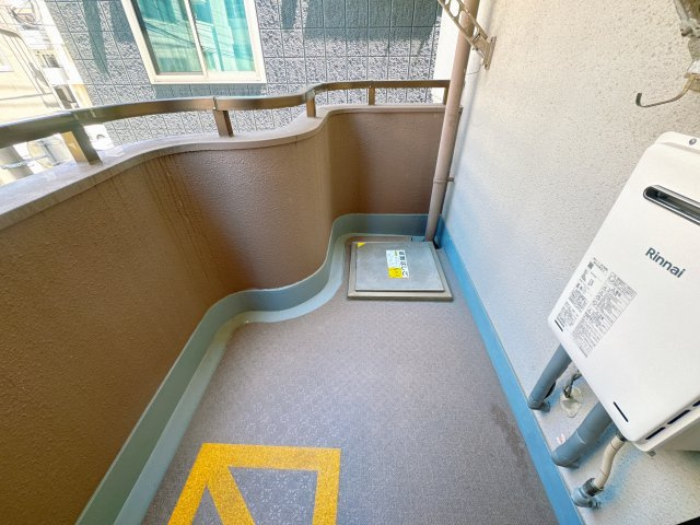 【バルコニー】 | ステイツ天神東☆仲介手数料無料☆ | 広すぎないからこそ、日々のお手入れが驚くほど簡単。サッと掃き掃除ができるサイズ感で、常に清潔な空間を保てます。家事の負担を減らし、自分時間を大切にしたい方にぴったりの設計です。