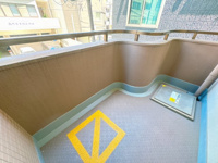 【バルコニー】 | ステイツ天神東☆仲介手数料無料☆ | 奥行きを抑えることで、室内への採光を遮らず、お部屋の奥まで明るい陽光を届けます。また、お洗濯物もパッと干せて取り込みやすく、家事動線をスマートにしてくれる機能的なバルコニーです。