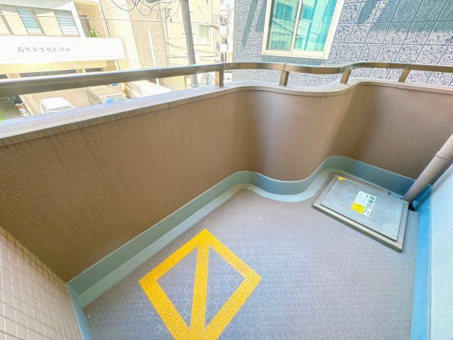 【バルコニー】 | ステイツ天神東☆仲介手数料無料☆ | 奥行きを抑えることで、室内への採光を遮らず、お部屋の奥まで明るい陽光を届けます。また、お洗濯物もパッと干せて取り込みやすく、家事動線をスマートにしてくれる機能的なバルコニーです。
