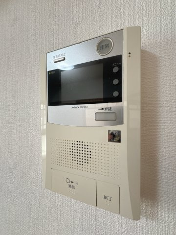 【防犯設備】 | ステイツ天神東☆仲介手数料無料☆ | 【TVモニター付インターホン】来客を映像で確認できる安心の防犯設備。セキュリティ重視の方にもご満足いただける、安全な暮らしをサポートする住まいです。
