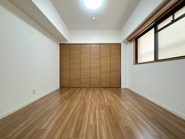 【洋室】 | ステイツ天神東☆仲介手数料無料☆ | 外部の喧騒を忘れさせてくれる、落ち着いた雰囲気の洋室。クローゼット完備で、寝室としてはもちろん、集中して作業したいリモートワークスペースにも最適です。
