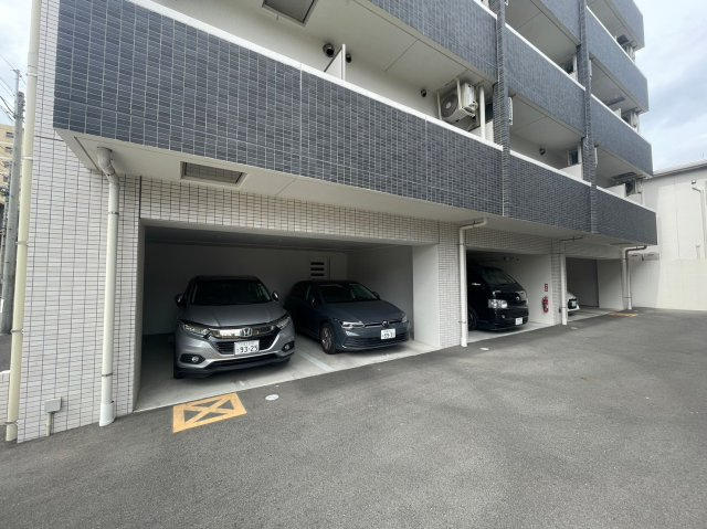 エストゥルースプラスノース名古屋　名古屋市賃貸　仲介手数料無料の駐車場