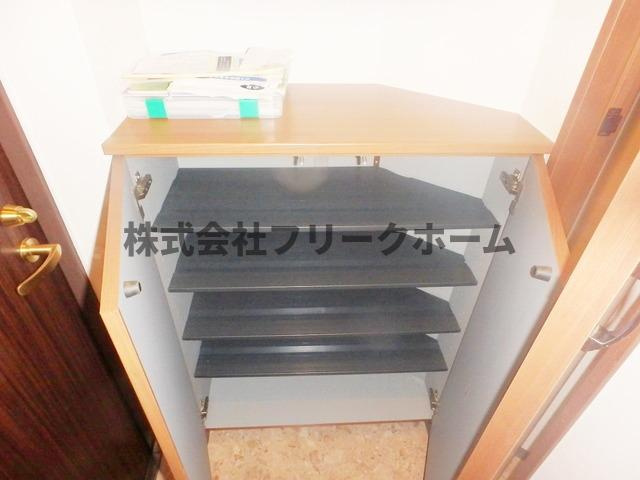 三鷹市下連雀３丁目の賃貸マンションの玄関
