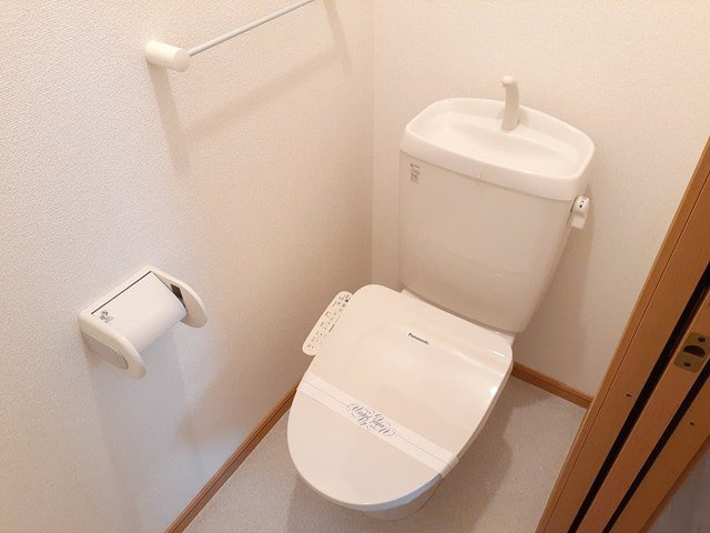 プリムローズⅠのトイレ|落ち着いた色調のトイレです