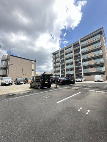レフィナード博多の駐車場