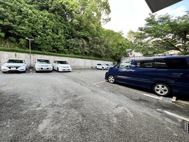 高倉山ハイツの駐車場