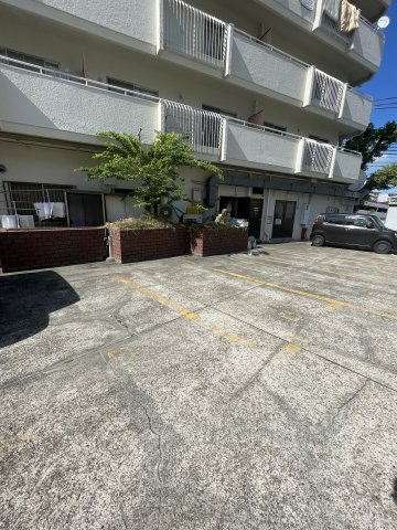 白川コーポの駐車場