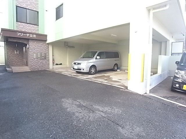 フリーデ立花の駐車場