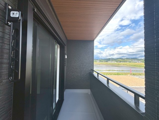 タマタウン　関市東本郷Ⅱ　全4区画分譲のバルコニー|バルコニーは南向きで洗濯物もよく乾きます！強度と表面積硬度を持つFPRで防水しています。
