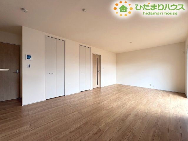 深谷市東方町　第5　新築一戸建て　リーブルガーデン　01の居間・リビング|広々とした18.5帖の大空間リビング！大きな家具を配置しても余裕があり、ご家族みんなで開放的に寛げます！陽光が明るく差し込む心地よいお部屋で、毎日の家族団らんの時間がさらに楽しみになりますね！
