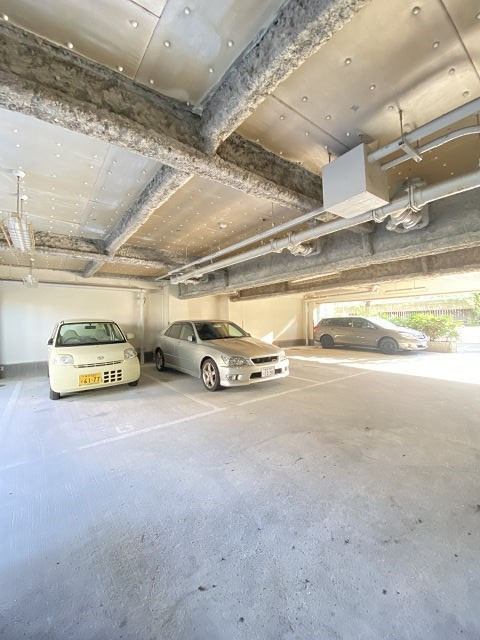 猪名寺パークマンションⅠの駐車場|カースペースがあります