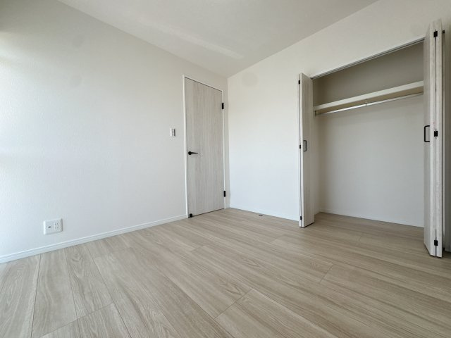 【洋室】 | 野間台住宅9棟☆仲介手数料無料☆ | 限られた空間を最大限に活用できる機能的な収納設計。大型の荷物もスッキリ収まるため、居住スペースを広く、ゆとりを持って自由にお使いいただけます。