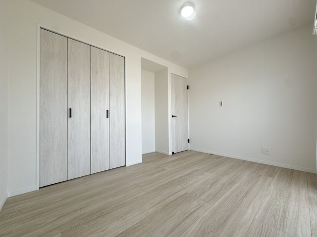 【洋室】 | 野間台住宅9棟☆仲介手数料無料☆ | 採光に優れた洋室。朝日が差し込み、気持ちの良い朝を迎えられます。