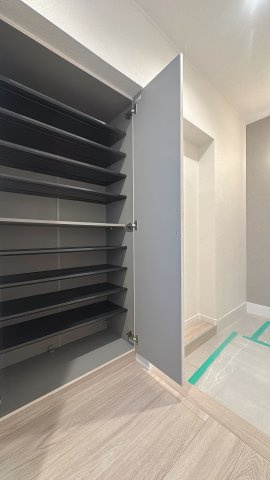 【洋室】 | 野間台住宅9棟☆仲介手数料無料☆ | 【大容量シューズボックス】 家族全員の靴がたっぷり収まる収納を完備。すっきりとした玄関が、帰宅した瞬間に開放感を与えてくれます。