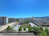 【展望】 | 野間台住宅9棟☆仲介手数料無料☆ | 落ち着きのある第一種中高層住居専用地域に位置し、静かで心地よい住環境が守られています。高台ならではの開放的な眺望や、爽やかな風が吹き抜ける贅沢は、この場所だからこそ。