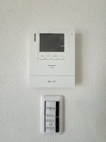 【防犯設備】 | 野間台住宅9棟☆仲介手数料無料☆ | 【TVモニター付インターホン】来客を映像で確認できる安心の防犯設備。セキュリティ重視の方にもご満足いただける、安全な暮らしをサポートする住まいです。
