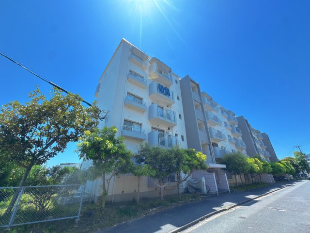 【外観】 | 野間台住宅9棟☆仲介手数料無料☆ | 落ち着きのある第一種中高層住居専用地域に位置し、静かで心地よい住環境が守られています。高台ならではの開放的な眺望や、爽やかな風が吹き抜ける贅沢は、この場所だからこそ。