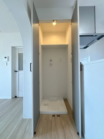 【ランドリースペース】 | 野間台住宅9棟☆仲介手数料無料☆ | 室内洗濯機置き場を完備。防水パン付きで万が一の漏水にも配慮されています。キッチンや洗面室からの動線も良く、効率よく家事をこなせる設計が魅力です。
