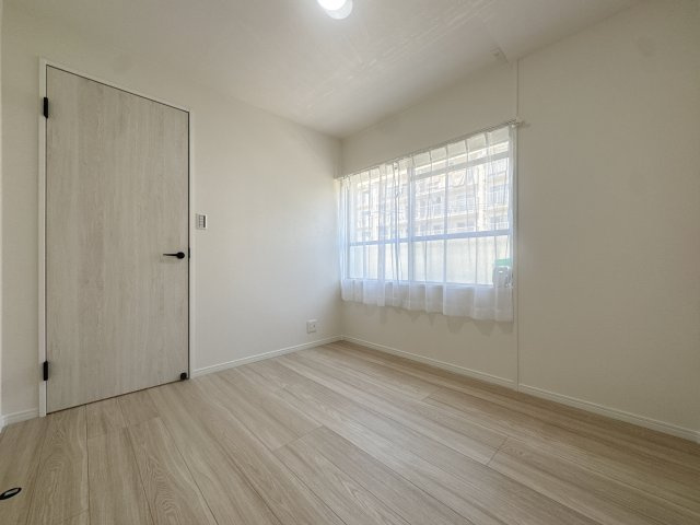 【洋室】 | 野間台住宅9棟☆仲介手数料無料☆ | 柔らかな光が差し込むプライベートルーム。シンプルで落ち着いた内装は、どんな家具とも相性抜群です。