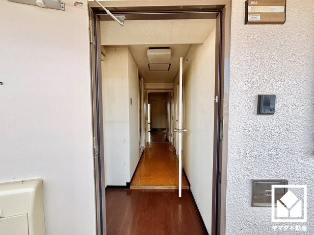 向島ニュータウン第三街区A棟の玄関
