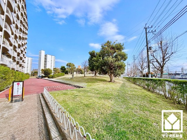 向島ニュータウン第三街区A棟の周辺