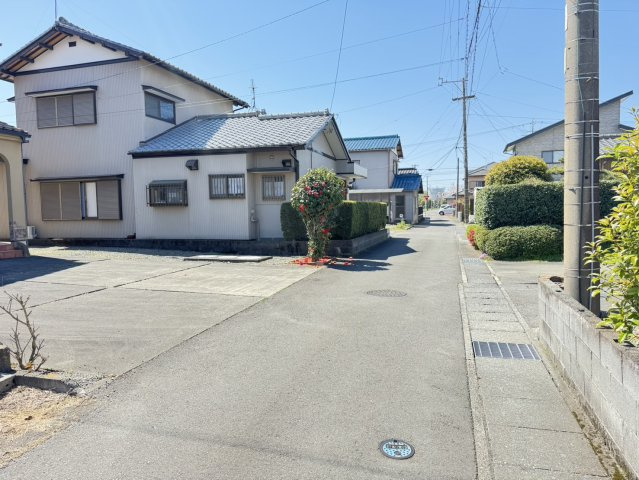 藤枝市　田中３丁目　中古住宅　5LDKの前面道路含む現地写真