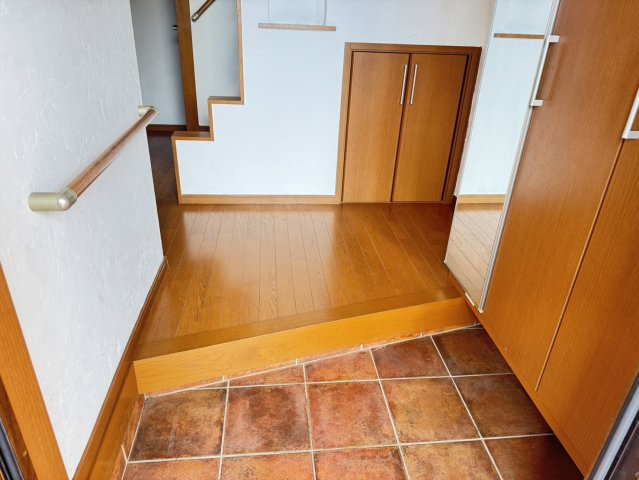 藤枝市　田中３丁目　中古住宅　5LDKの玄関