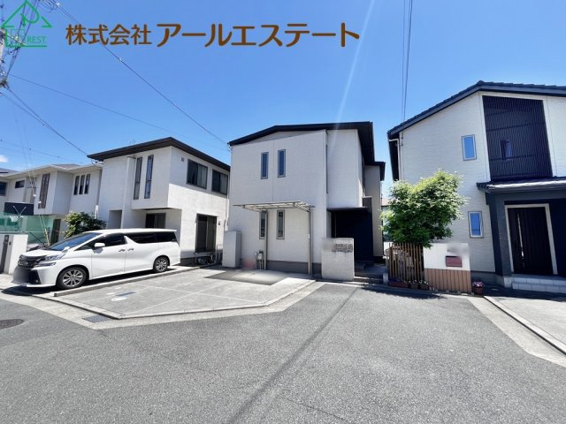加古川市加古川町稲屋　　　中古戸建の前面道路含む現地写真