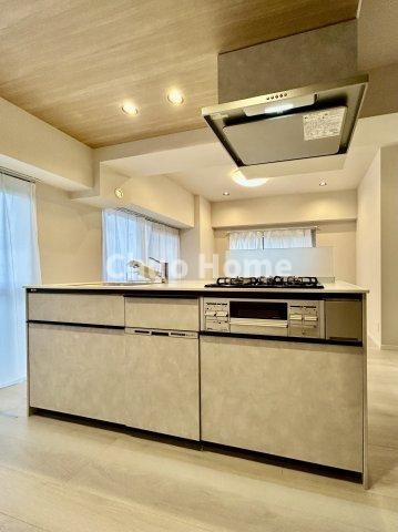 亀有ダイヤモンドマンションのキッチン|ワイドで収納豊富なシステムキッチン